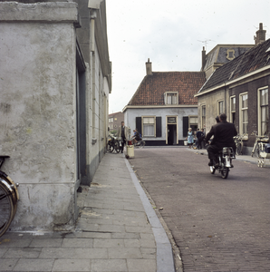 859543 Gezicht in de Draaiweg te Utrecht, met op de achtergrond de voorgevel van Melkhandel Voorn (Lauwerecht 26).